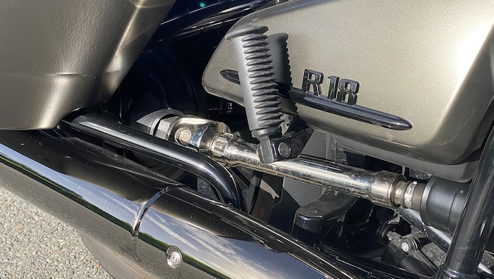 Die frei laufende Kardanwelle ist ein Blickfang an der R18.