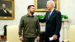 Zwischen sie passt derzeit kaum ein Blatt: Wolodymyr Selenskyj und Joe Biden (Bild: AP)