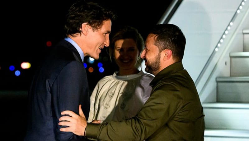 Präsident Wolodymyr Selenskyj und Ehefrau Olena wurden von Premier Justin Trudeau am Flughafen empfangen. (Bild: AP)