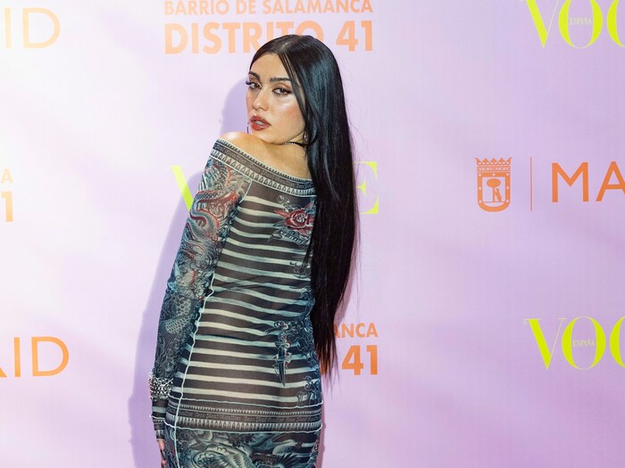 Von vorne und von hinten ein Hingucker: Lourdes Leon im Nacktkleid in Madrid