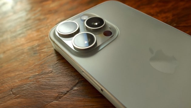 Die Pro-Max-Variante des iPhone 15 kommt mit einer neuen Tele-Kamera daher. (Bild: Sebastian Räuchle, Krone KREATIV)