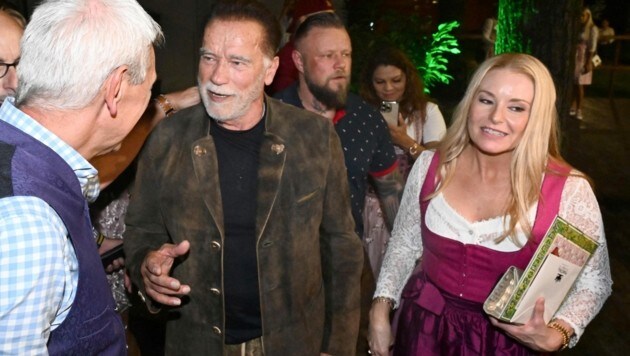 Arnold Schwarzenegger besuchte mit Freundin Heather Milligan am Donnerstag das Oktoberfest in München. (Bild: Felix Hörhager / dpa / picturedesk.com)