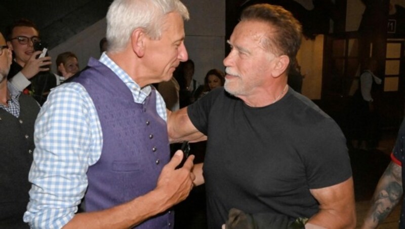 Siegfried Able freute sich über den Besuch von Arnold Schwarzenegger. (Bild: Felix Hörhager / dpa / picturedesk.com)