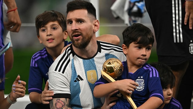 Lionel Messi ist dreifacher Papa. (Bild: APA/AFP/Paul ELLIS)