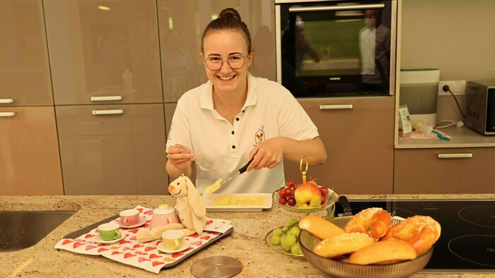 Zu den Aufgaben der 22-Jährigen gehört u. a. das Vorbereiten des Frühstücks für die Bewohner des ...