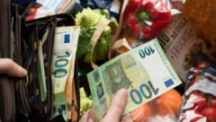 Die Inflation in Österreich soll sich 2024 halbieren, mit einer hartnäckigen Teuerung bei Industriegütern, Nahrungsmitteln und Dienstleistungen ist aber weiterhin zu rechnen. (Bild: INGOSFOTOGRAFIE.DE, stock.adobe.com)