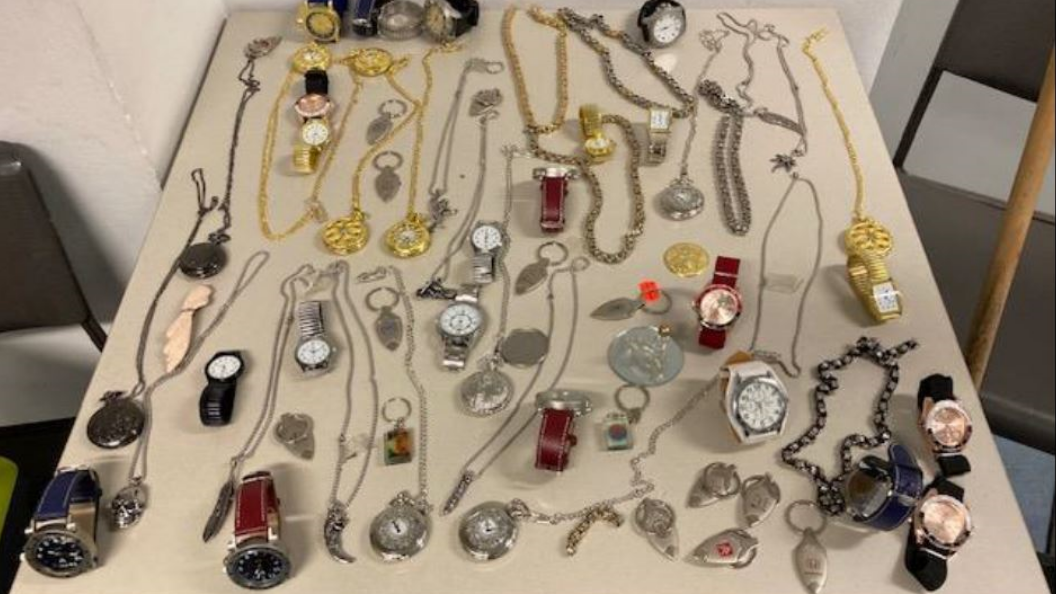 Mehrere Armbanduhren, Halsketten und anderer Modeschmuck wurden von dem Einbrecher gestohlen. (Bild: LPD Wien)