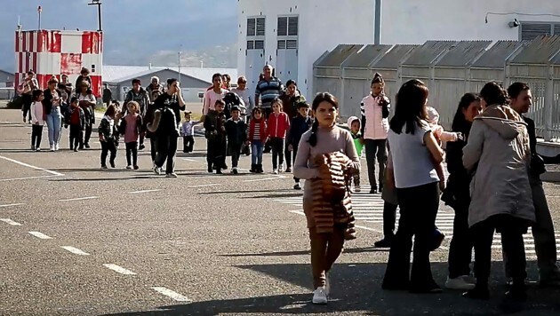 Armenische Zivilisten auf einer russischen Militärbasis, wohin sie sich in Sicherheit begeben haben (Bild: APA/AFP/Russian Defence Ministry)