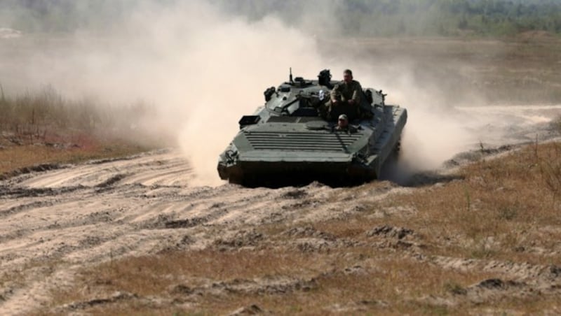 Im Norden der Ukraine wird mit Panzerfahrzeugen trainiert (Bild), im Süden haben die Ukrainer die letzte Verteidigungslinie der Russen überschritten. (Bild: APA/AFP/Anatolii Stepanov)
