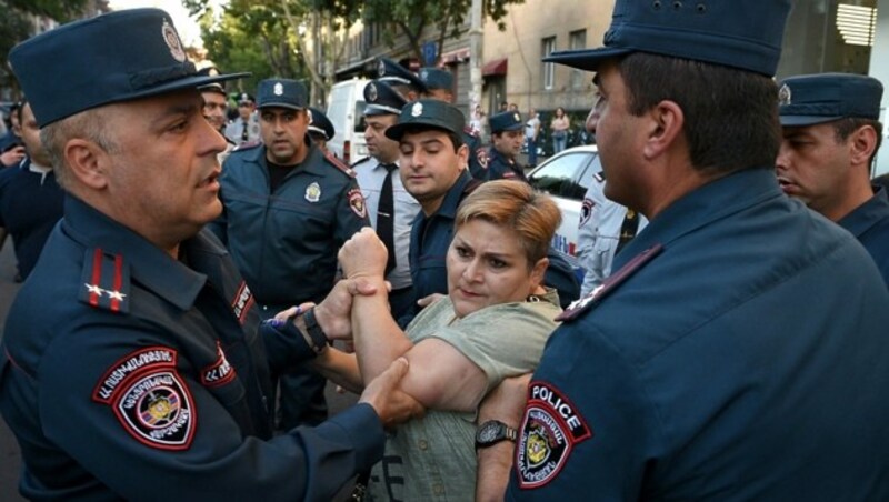 Die Niederlage der Karabach-Armenier in der selbst ernannten Republik Arzach hat zu wütenden Protesten gegen die armenische Regierung in Eriwan geführt, der man Tatenlosigkeit vorwirft. (Bild: APA/AFP/Karen MINASYAN)