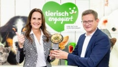 Hermann Aigner (GF von Fressnapf Österreich) und „Krone“-Tierschutzexpertin Maggie Entenfellner präsentieren die Preisträger. (Bild: (c) www.annarauchenberger.com / Anna Rauchenberger)