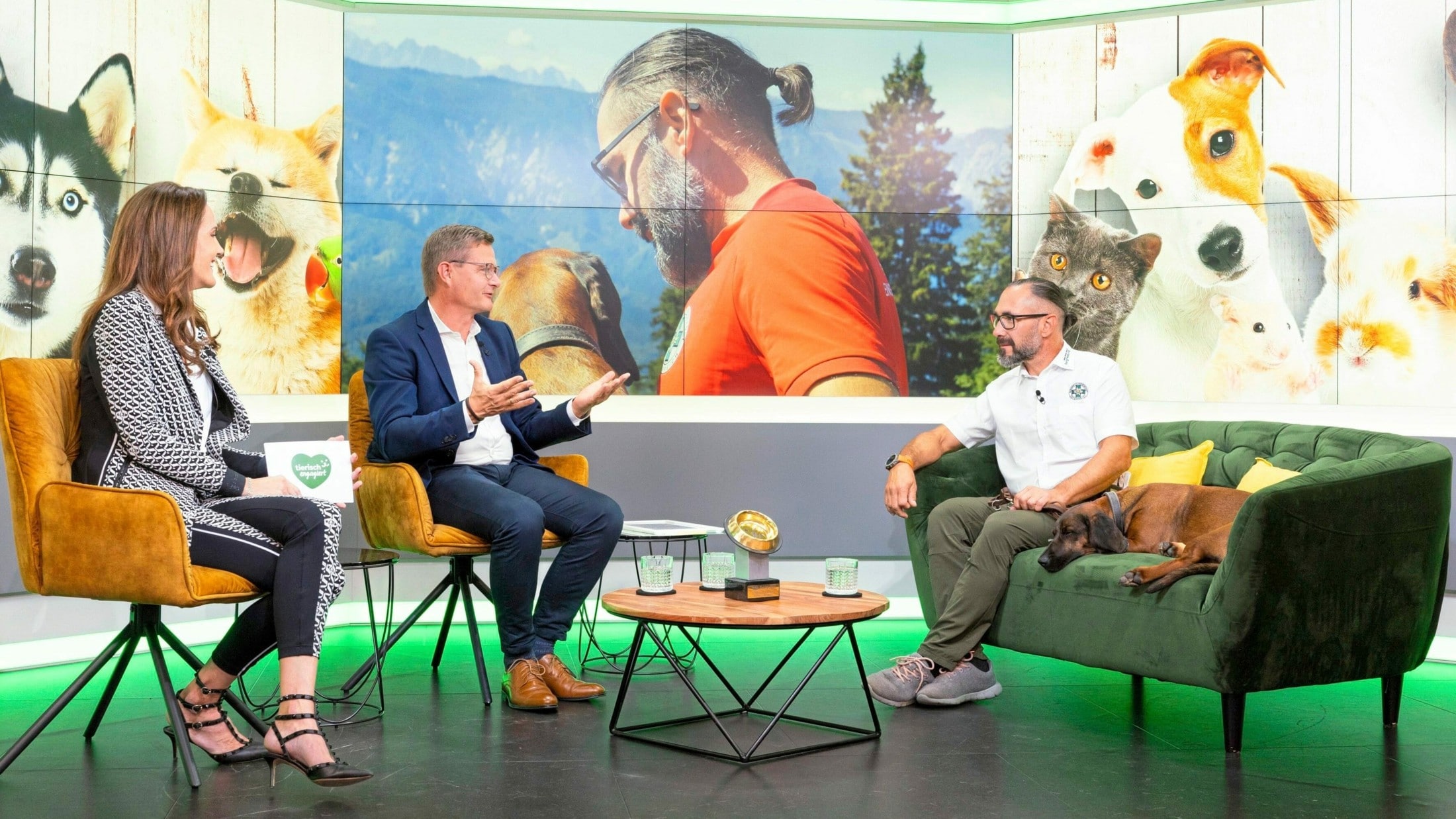 Bergretter Alexander und „Franzi“ beim Studio-Talk mit Maggie Entenfellner und Hermann Aigner. (Bild: (c) www.annarauchenberger.com / Anna Rauchenberger)