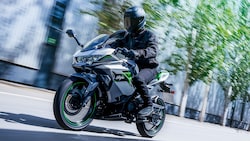 Neben dem verkleideten Elektro-Moped bringt Kawasaki auch ein Naked Bike. (Bild: Kawasaki)