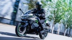 Neben dem verkleideten Elektro-Moped bringt Kawasaki auch ein Naked Bike.