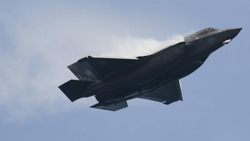 Das Verschwinden des hypermodernen US-Kampfjets vom Typ F-35 vergangenes Wochenende sorgte für Aufsehen und Spott (Archivbild). (Bild: APA/AFP/Roslan RAHMAN)