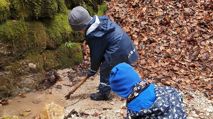 Im Wald rund um Guggenthal (links) werden hier gerade Regenlacken durchstöbert.