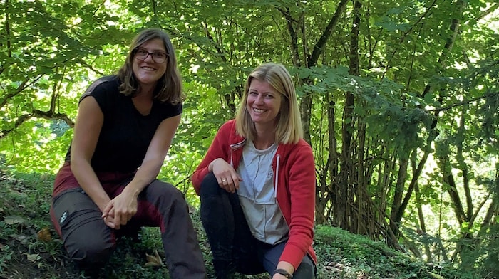 Lea Schweighofer und Caroline Watzke (von rechts) an ihrem Arbeitsplatz im Grünen.