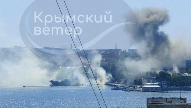 Rauch steigt über der Bucht von Sewastopol auf - das Hauptquartier der russischen Schwarzmeerflotte brennt. (Bild: Associated Press)