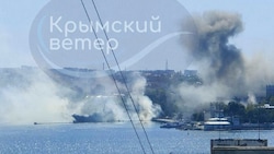 Rauch steigt über der Bucht von Sewastopol auf - das Hauptquartier der russischen Schwarzmeerflotte brennt. (Bild: Associated Press)