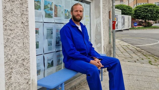 Felix Ganzer vor seinem Schaufenster. Noch hängen die Info-Zettel und Zeitungsartikel. „Ich nehme sie nicht ab.“ (Bild: Nikolaus Klinger)