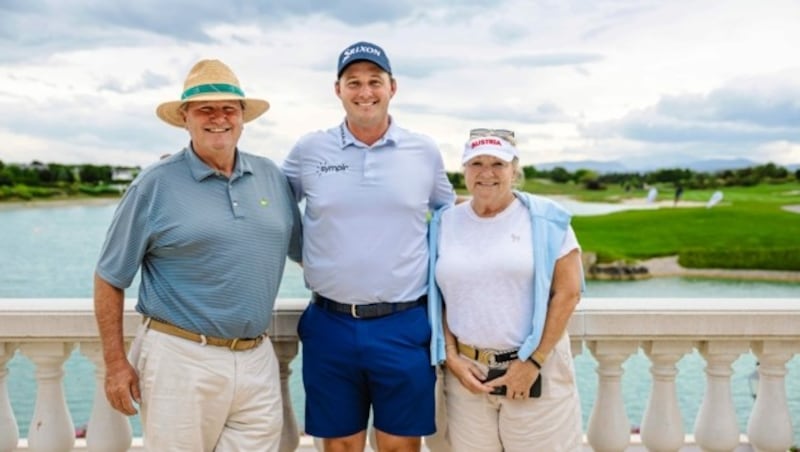 Sepp Straka mit Mama Mary und Papa Peter auf der Clubhaus-Terasse des GC Fontana. (Bild: urbantschitsch mario)