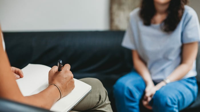 Statt sich um ihre hilfesuchende Patientin zu kümmern, hat eine Therapeutin die ethischen ...