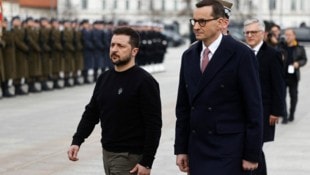 Aktuell nicht gut aufeinander zu sprechen: Selenskyj und Morawiecki (Bild: AFP)