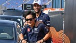 Daniel Ricciardo (hinten mit Kappe) und Yuki Tsunoda fahren auch 2024 für AlphaTauri. (Bild: APA/AFP/JOHN THYS)