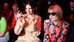 Kendall Jenner und Anna Wintour sitzen bei der Premiere des neuen Gucci-Designers in der ersten Reihe. (Bild: APA/AFP/GABRIEL BOUYS)