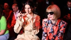 Kendall Jenner und Anna Wintour sitzen bei der Premiere des neuen Gucci-Designers in der ersten Reihe. (Bild: APA/AFP/GABRIEL BOUYS)