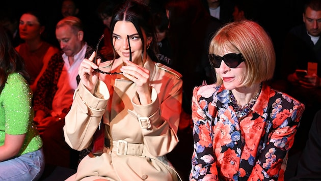 Kendall Jenner und Anna Wintour sitzen bei der Premiere des neuen Gucci-Designers in der ersten Reihe. (Bild: APA/AFP/GABRIEL BOUYS)