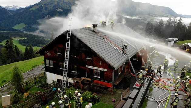 In Sibratsgfäll brach auf einer Alpe Feuer aus. (Bild: Maurice Shourot)