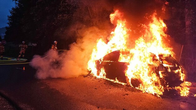 Das Fahrzeug in Reutte brannte vollständig aus. (Bild: zoom.tirol)