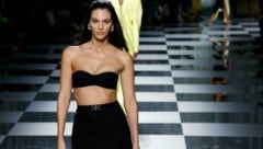 Vittoria Ceretti am Catwalk von Versace bei der Mailänder Modewoche (Bild: Ik Aldama / dpa Picture Alliance / picturedesk.com)