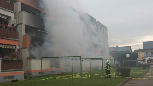 Die Wohnung im Erdgeschoß brannte vollständig aus. (Bild: Matthias Lauber/laumat.at)