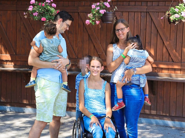 Matthias und Kathrin R. mit der leiblichen Tochter Sophie (Mitte), dem Langzeitpflegekind ...