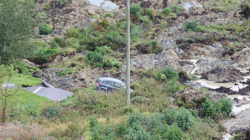 Menschen mussten aus abgestürzten Autos befreit werden. (Bild: APA/AFP/TT News Agency/Adam IHSE)