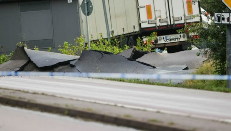 Sprengarbeiten könnten die Autobahn zum Einsturz gebracht haben. (Bild: APA/Adam Ihse/TT News Agency via AP)