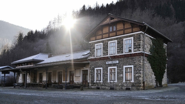 Der Neuberger Bahnhof mit seinem Wartesaal für den Kaiser (Bild: Studio Magic)
