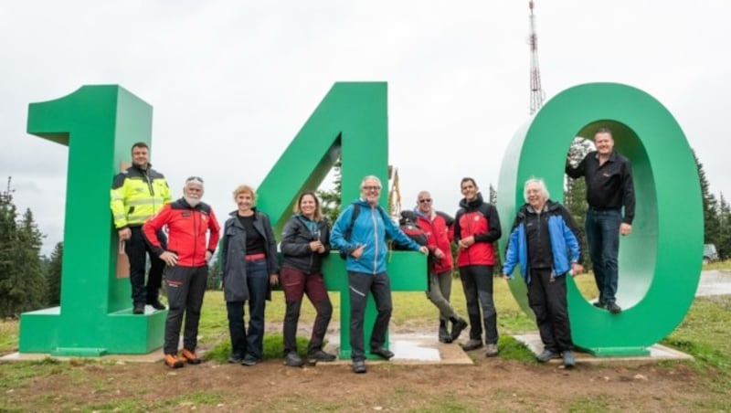 Ein echter Blickfang im Bergpanorama: Der Stellenwert der Bergrettung im gesamten Rax-Areal wird mit der überdimensionalen grünen „140er-Skulptur“ veranschaulicht. (Bild: DORISSEEBACHER)