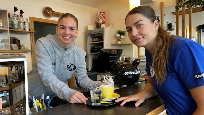 Viktoria Marksteiner (li.) arbeitet in Ferlach im Cafe Peterlin, Schwester Adriana pendelt ...