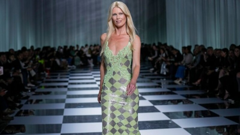 Claudia Schiffer im Schachbrett-Kleid von Versace (Bild: APA/AP Photo/Antonio Calanni)