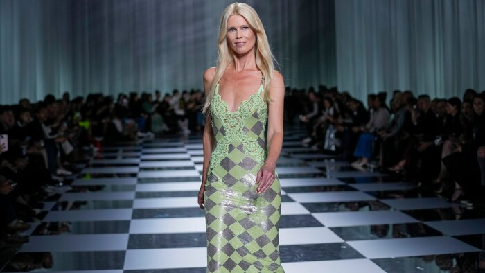 Claudia Schiffer im Schachbrett-Kleid von Versace