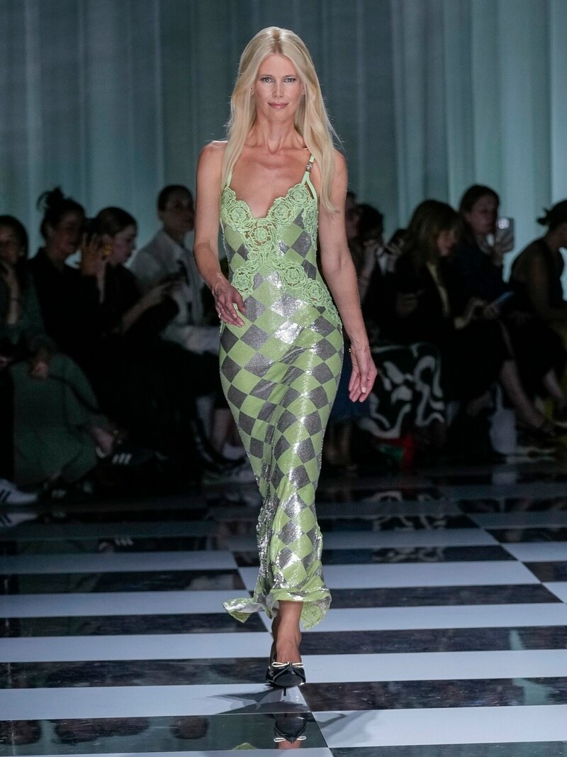 Claudia Schiffer bei der Versace-Show am Laufsteg (Bild: APA/AP Photo/Antonio Calanni)