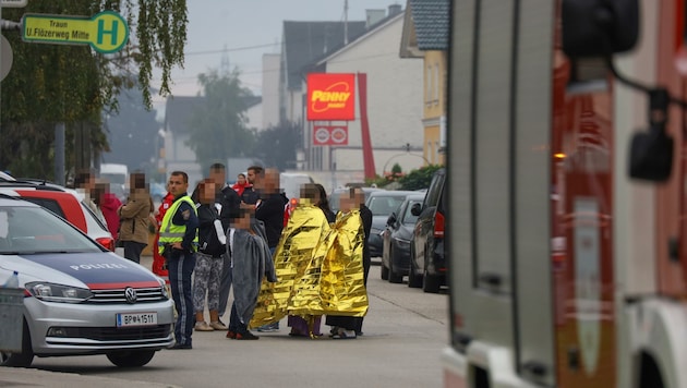 Die geretteten Bewohner wurden von den Einsatzkräften mit Rettungsdecken versorgt. (Bild: Lauber/laumat.at Matthias)