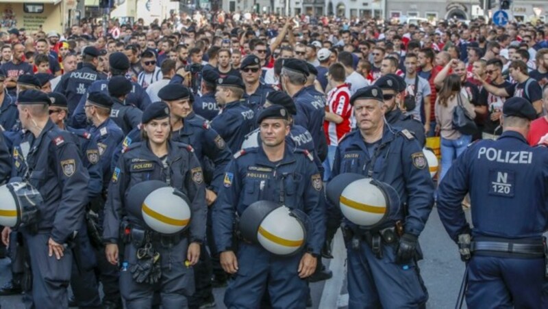 Die Salzburger Polizei hat Erfahrung mit brisanten Fußballspielen. Im Bild ihr Einsatz bei einem Duell zwischen Red Bull Salzburg und Roter Stern Belgrad. (Bild: Tschepp Markus)