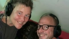 Elisabeth und Andi haben ihren Spaß - und tierische Hilfe gibts beim Podcast aufnehmen auch immer! (Bild: Hof Sonnenweide)