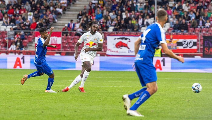 Paul Mensah (l.) und Oumar Solet (M.)