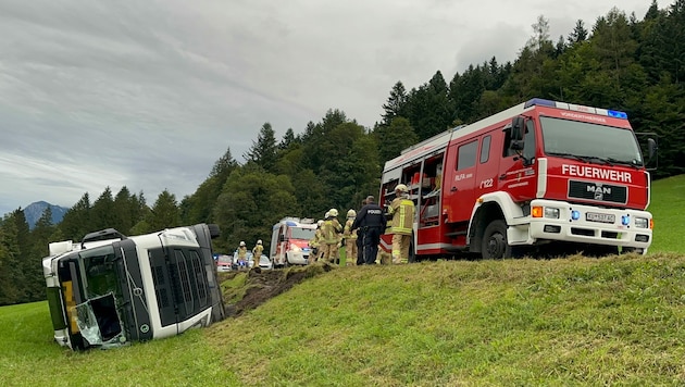 Die Florianijünger kamen dem Lkw-Fahrer zur Hilfe. (Bild: zoom.tirol)