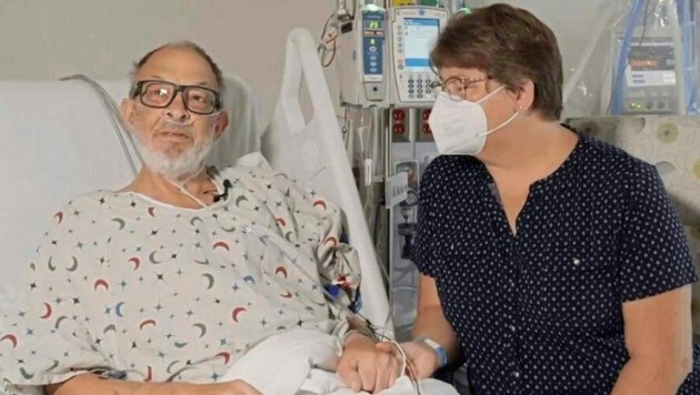 Der Mann (li.) nach der erfolgreichen OP im Krankenbett mit seiner Frau (Bild: University Maryland)